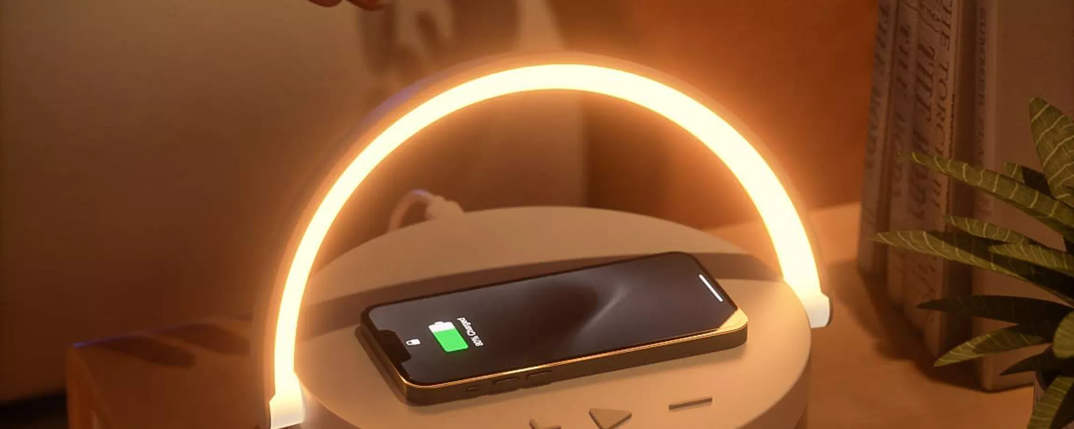 Questa lampada LED 4-in-1 ricarica anche il tuo iPhone: lo SCONTO è del 40%