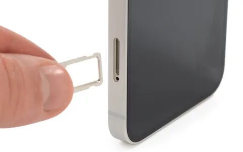 iPhone 14, arriva la eSIM virtuale ma sarà opzionale