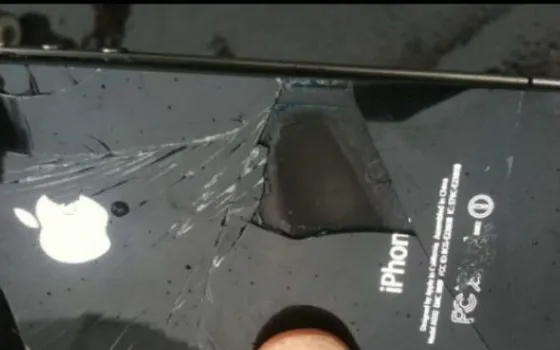 Un iPhone 4 prende fuoco su un aereo