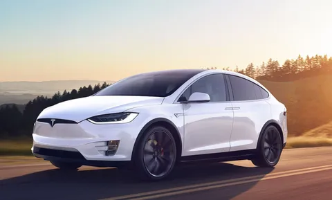 Una Tesla Model X si schianta in una palestra