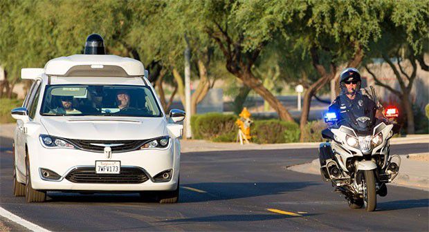 La self-driving di Waymo identifica l'arrivo di una motocicletta della polizia e ne agevola il passaggio, in modo del tutto automatico