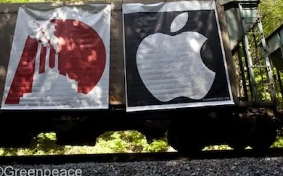 Gli attivisti bloccano un treno per protesta contro Apple
