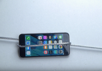 iPhone 6s, strangolato in una morsa da 1.600 Kg