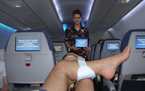 TikTok e il pericoloso trend Plane Belt Ankles: gli esperti avvertono