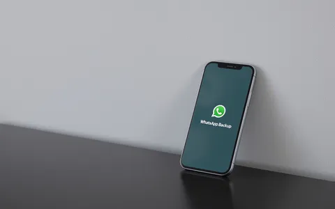 WhatsApp cambia tutto: addio password, ora i tuoi backup si sbloccano con l’impronta digitale
