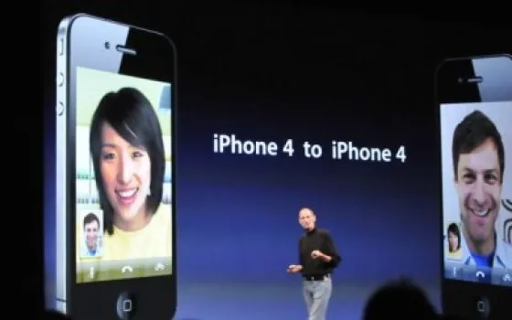 WWDC 2010: Steve Jobs videochiama Jony Ive con l'iPhone 4