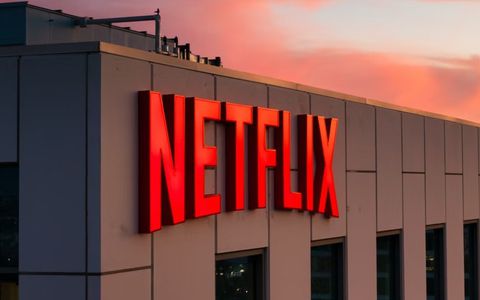 Netflix, che succede? Quasi 1 milione di abbonati in meno e catalogo incompleto per il piano economico