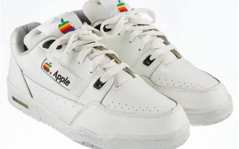 Scarpe Apple anni '90, all'asta per oltre 30.000$ su eBay