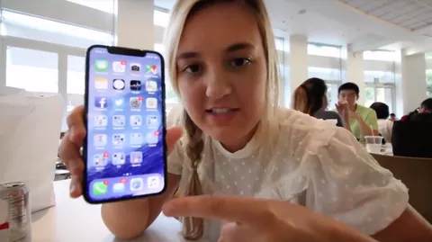 iPhone X, figlia di un ingegnere Apple svela il dispositivo in un video: licenziato il padre
