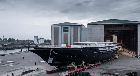 Il nuovo yacht di Jeff Bezos e il ponte di Rotterdam smantellato…