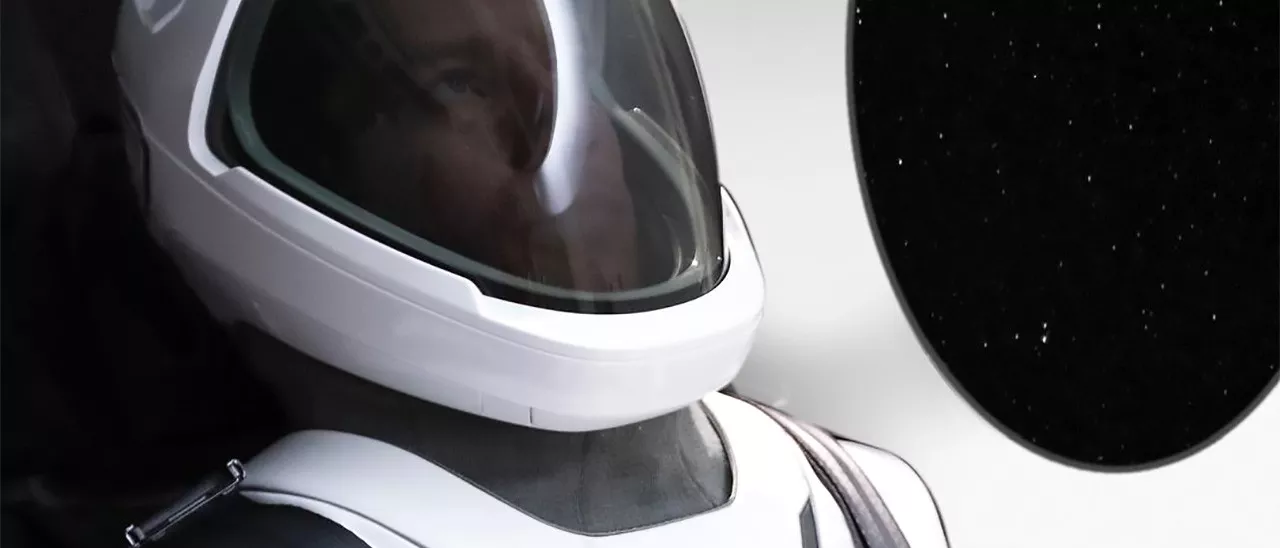 Elon Musk mostra la tuta spaziale di SpaceX