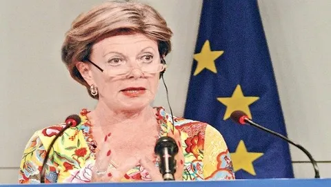 Neelie Kroes: Internet può salvare l'Italia