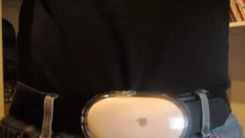 Una cintura e un Apple Mouse: connubio perfetto