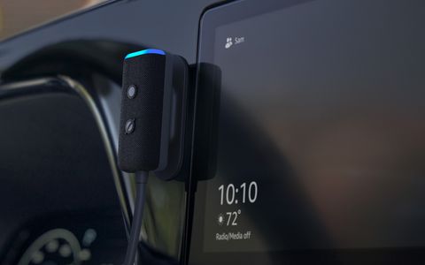 Amazon annuncia Echo Auto 2: design più sottile, nuovo supporto adesivo e 5 microfoni