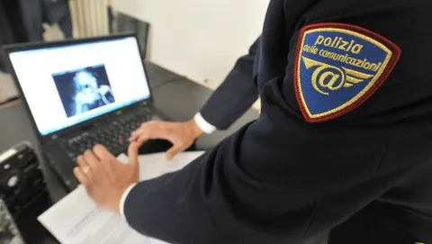 Così la polizia ci spia con Facebook, Microsoft e AOL