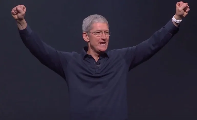 Tim Cook riceve 120 milioni di dollari in azioni, e ne vende la metà