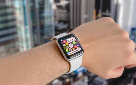Apple rilascia watchOS 11.4: nuove funzioni e supporto ampliato