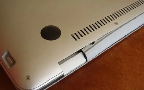 Apple riconosce il problema alle cerniere dei MacBook Air