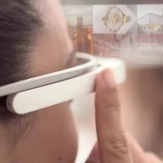 Google Glass: lock-screen, lettore MP3 e boutique?