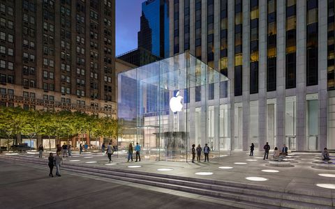 Apple Store 5th Avenue, PAZZESCO a New York: acquista 300 iPhone ma viene rapinato all'uscita