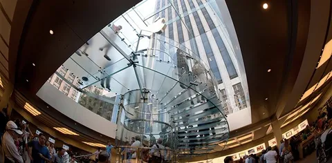 Apple Store 5th Avenue allagato: montano le accuse