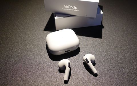 Apple AirPods precipitano fino al minimo storico: a 159€ acquistale ora o MAI più
