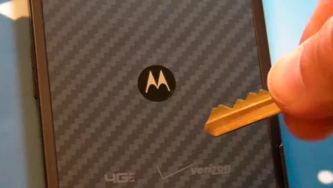 Motorola Droid RAZR: test sulla scocca in kevlar