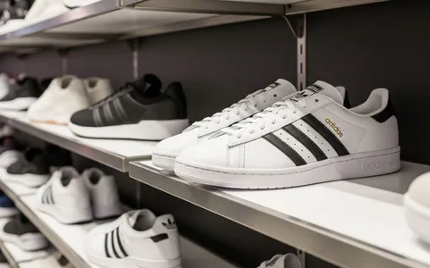 Adidas annuncia una violazione dei dati: compromessi i contatti dei clienti