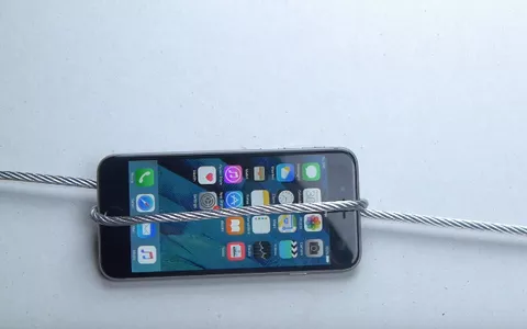 iPhone 6s, strangolato in una morsa da 1.600 Kg