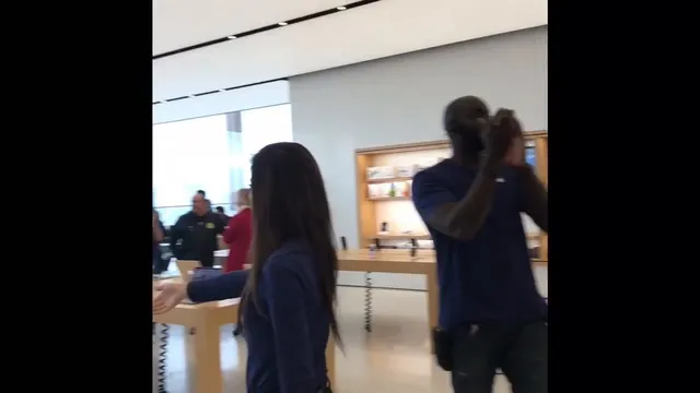 Tim Cook in Apple Store a Marsiglia