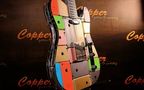 Una chitarra elettrica fatta con 106 iPhone (e funziona pure!)