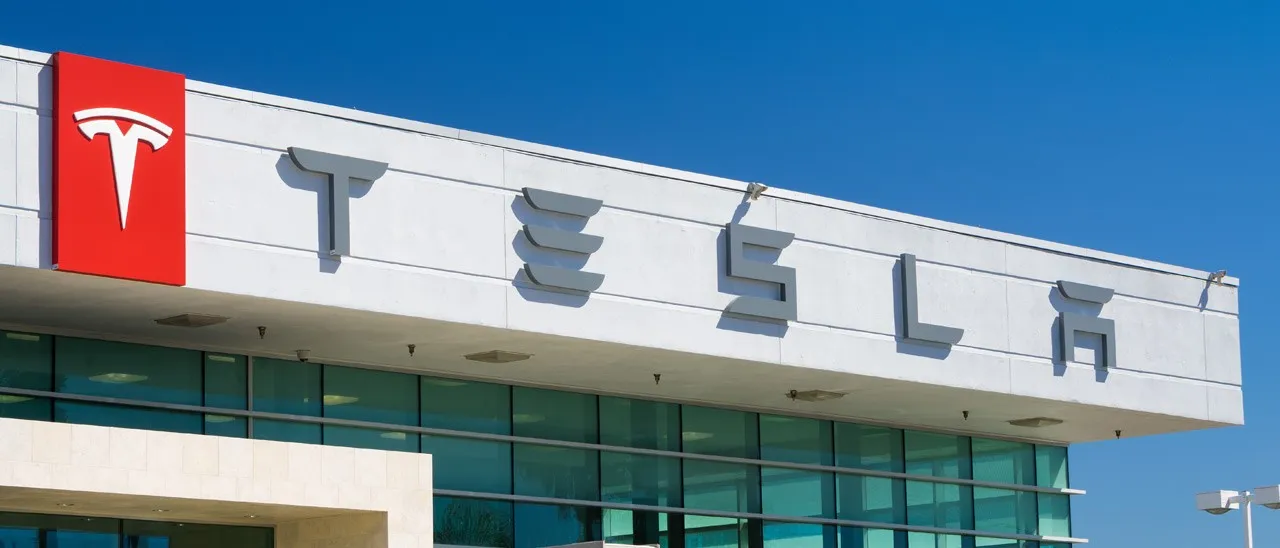 Tesla Motors: operai al lavoro con Google Glass