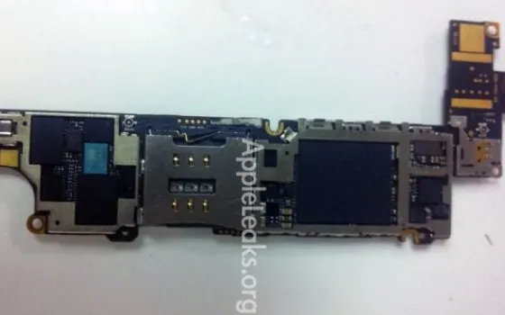Processore Apple A5 sulla logic board di un iPhone 5/4s
