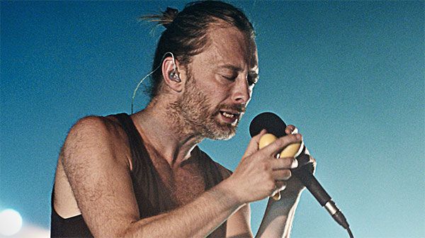 Thom Yorke in un live con la band Atoms for Peace