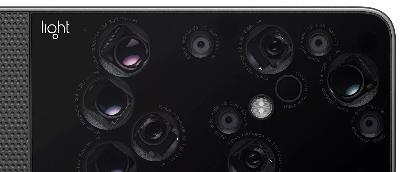 Light al lavoro su uno smartphone con 9 fotocamere