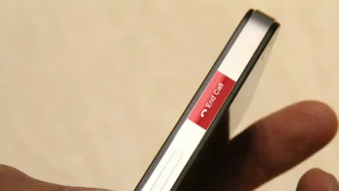 Antennagate, Apple offre un risarcimento: bumper gratuito o 15 Dollari