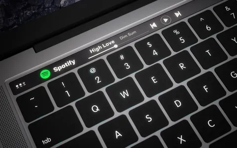 MacBook Pro (Metà 2016), un rendering mostra la Barra Touch OLED