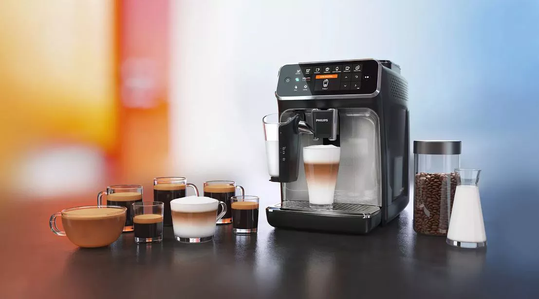 tazze da caffè espresso sotto una macchina da caffè espresso