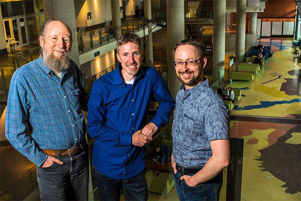 Richard Sutton, Michael Bowling e Patrick Pilarski (da sinistra a destra), ricercatori nell'ambito dell'IA e docenti alla University of Alberta, collaboreranno con DeepMind nel primo centro di ricerca del gruppo al di fuori del Regno Unito, in Canada