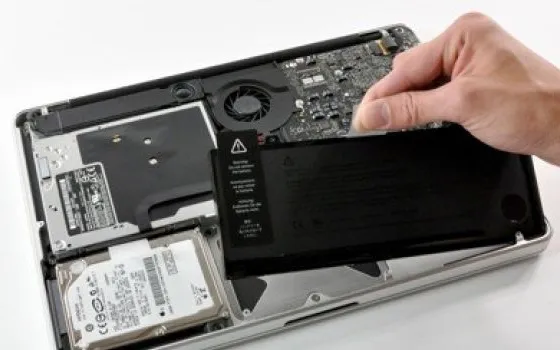 iFixit: cambiare batteria al MacBook Pro 13