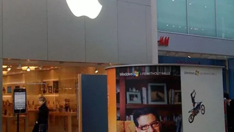 Stand Microsoft davanti a un Apple Store