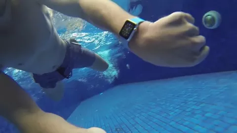 Apple Watch, test di resistenza all'acqua in un video