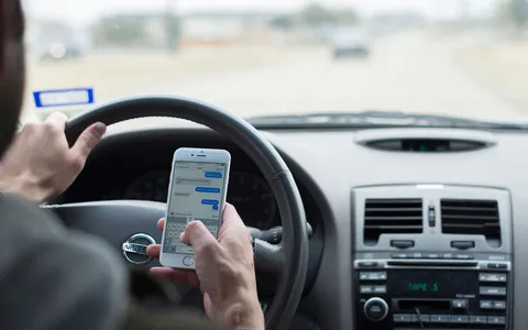 iPhone permette chiamate ed SMS durante la guida: Apple denunciata