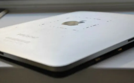 Prototipo di iPad con connettore orizzontale all'asta su eBay