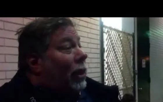 Steve Wozniak in fila all'Apple Store di Los Angeles
