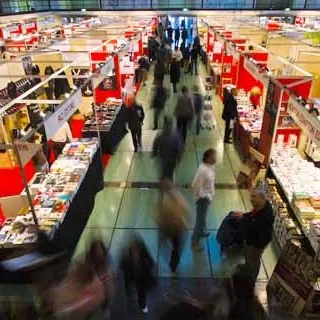 Il mercato dei libri perde quota, tranne l'online