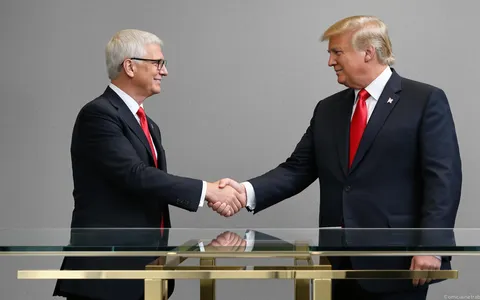 Tim Cook regala a Trump un esclusivo vetro Corning con base in oro: simbolo di Apple Made in USA
