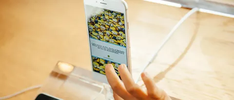 iPhone 6: estrema destra lancia uova sui clienti