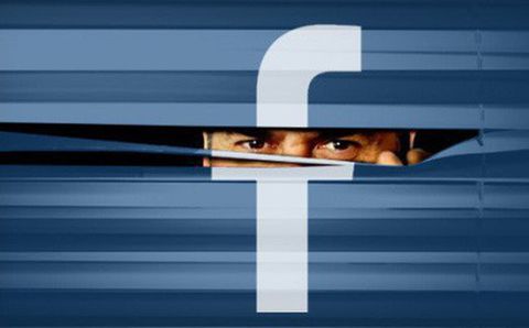 Scandalo Cambridge Analytica, gli utenti abbandonano Facebook
