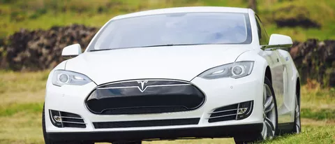 Tesla: incidente mortale per la guida autonoma